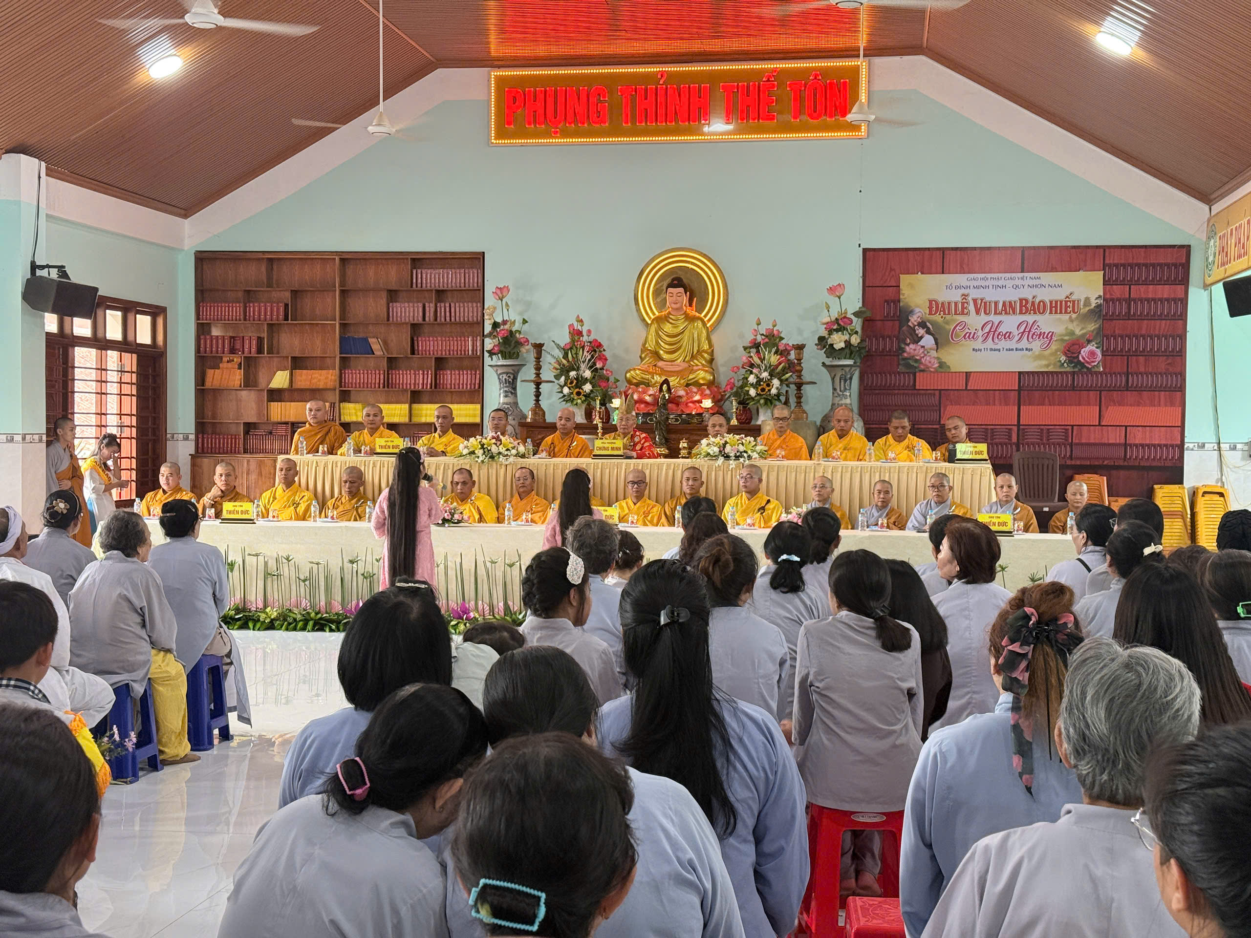 Đại lễ Vu lan báo hiếu - cài bông hồng tại tổ đình Minh Tịnh Quy Nhơn Nam